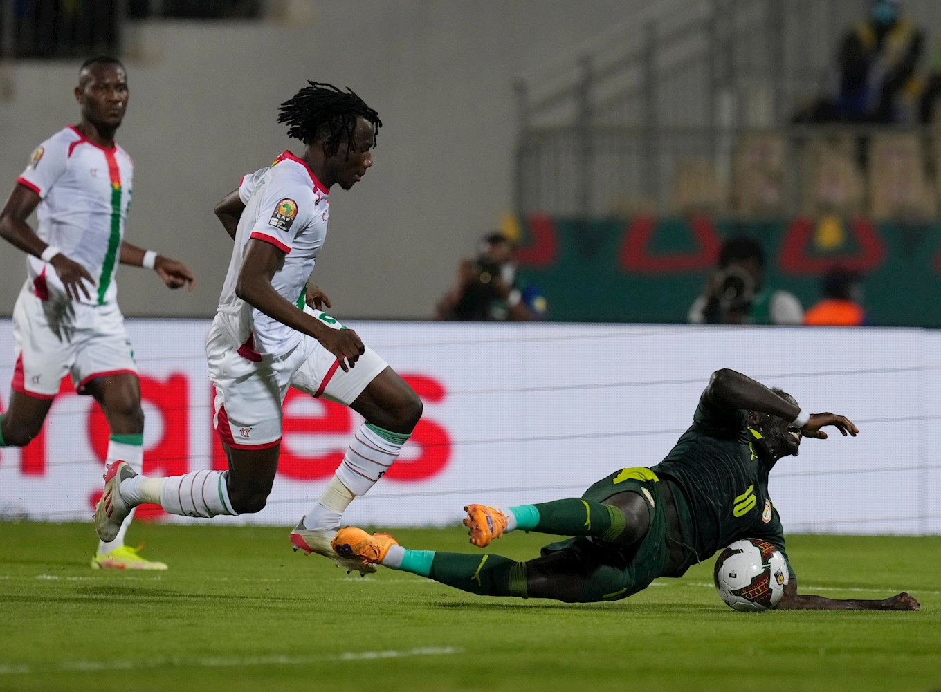 Issa Kaboré running past Sadio Mane while playing for Burkina Faso against Senegal.