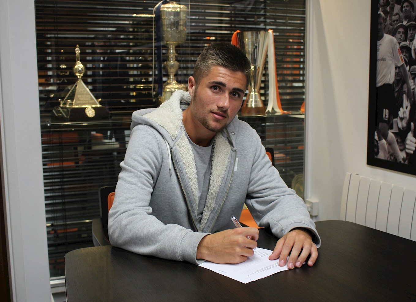Aaron Jarvis signs his first professional contract with Luton Town