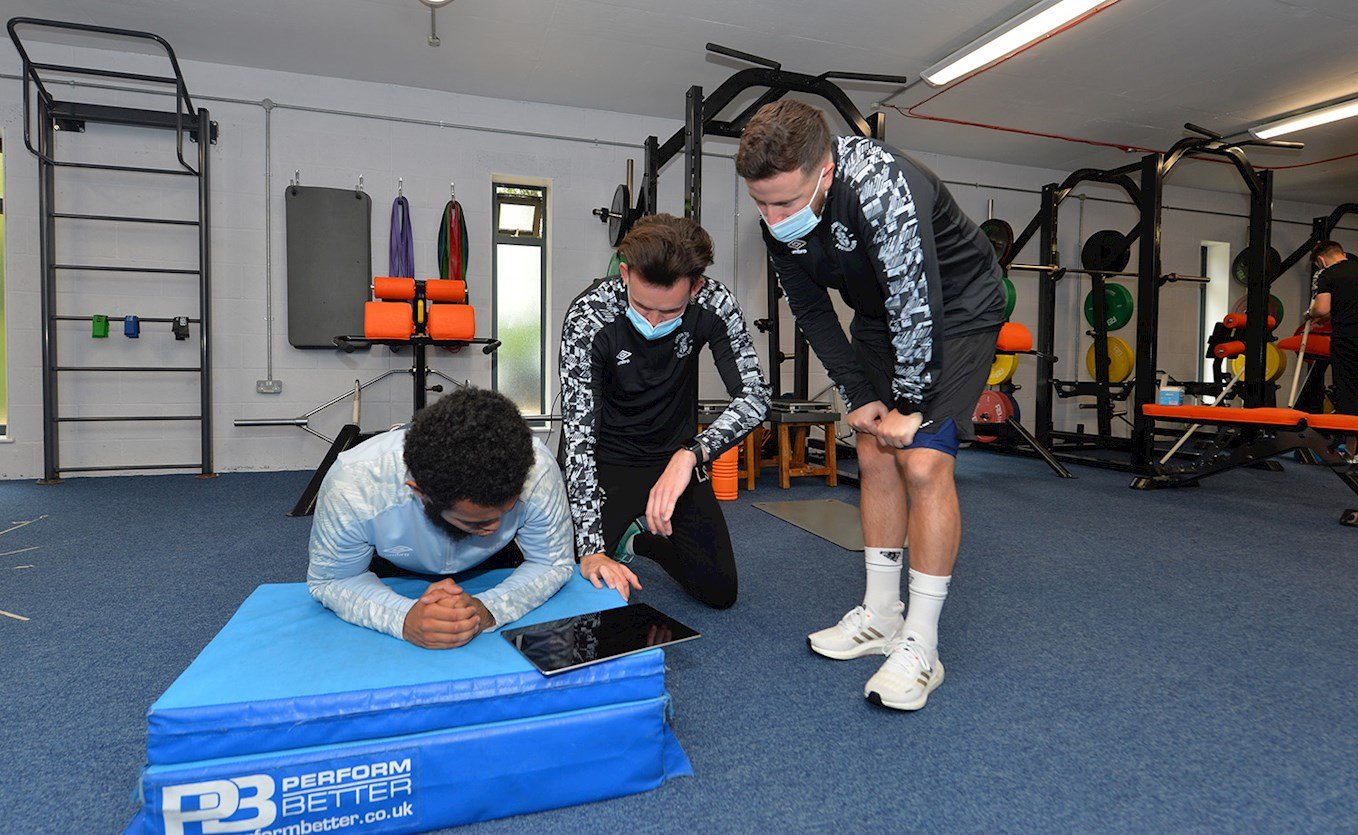 Luke Sanders and Jared Roberts-Smith talk Dion Pereira through one of his fitness tests